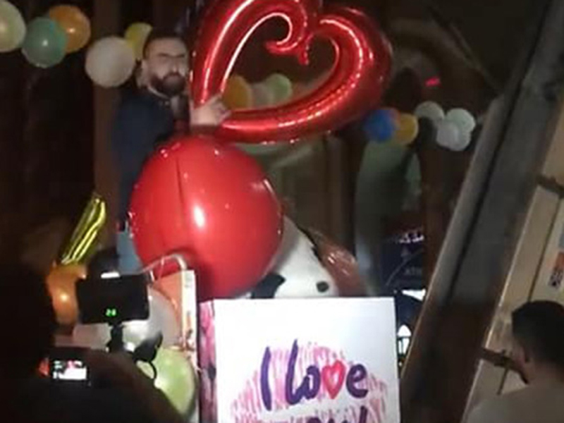 اضغط لمشاهدة الفيديو: عريس يطلق عروسه بعد ساعة من بدء الزفاف!